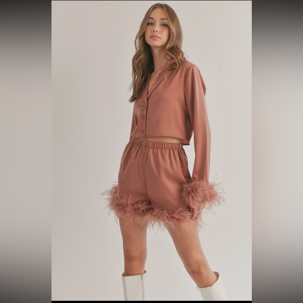 🆕🤍SATIN CROP TOP WITH SHORTS WITH FEATHERS - Picture 5 of 7
